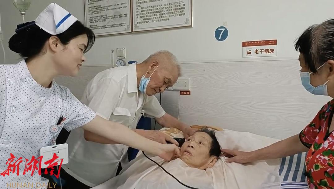新邵:八旬老人义务理发60载 倾情诠释雷锋精神_邵阳头条网